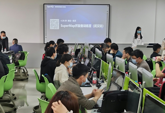 武漢大學(xué)GIS教學(xué)與應(yīng)用創(chuàng)新中心與超圖軟件攜手舉辦開(kāi)發(fā)者訓(xùn)練營(yíng)，推動(dòng)教育行業(yè)軟件開(kāi)發(fā)創(chuàng)新